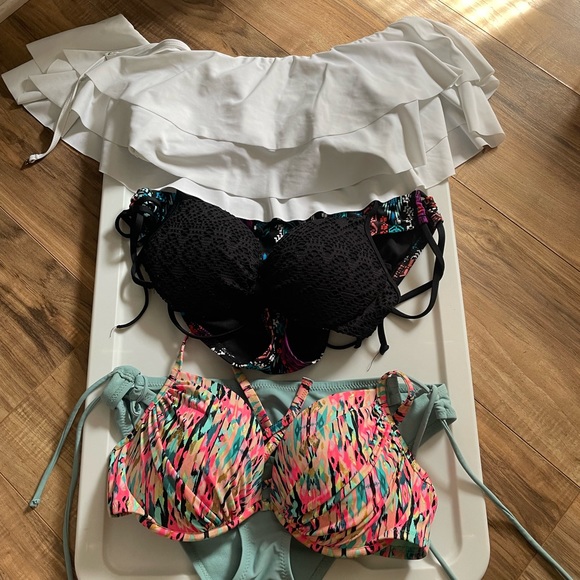 Few swimsuits and a pair of shoes. - Picture 1 of 5